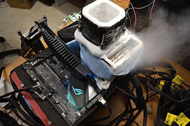 Ballistix_Nitrogen_overclocking_rig