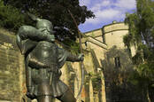 robin hood sculpture outside Nottingham castle