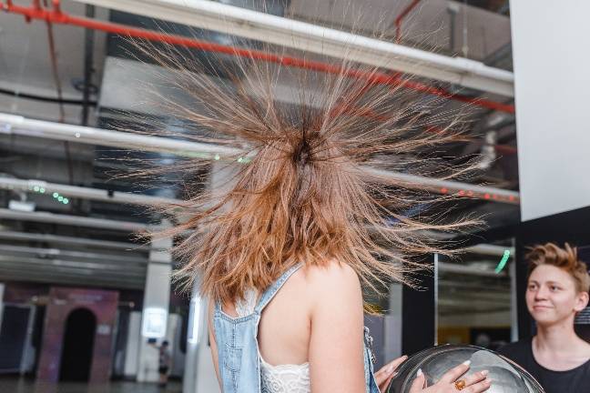 Blame of thrones: Those viral vids of PC monitors going blank when people stand up? Static electricity from chairs