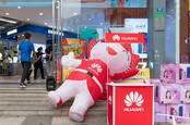 Huawei franchise store on a commercial street in chengdu