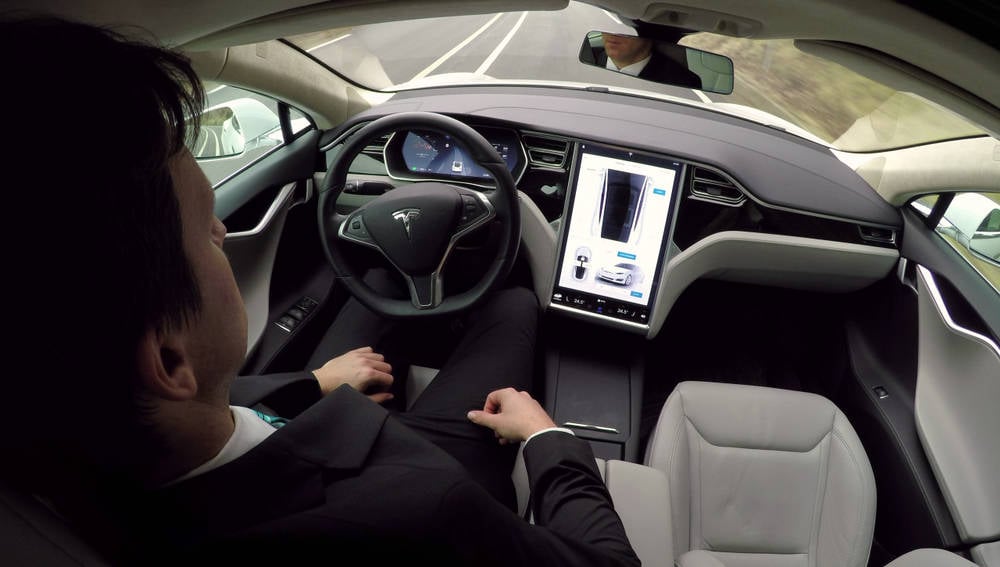 photo of Look, Ma: No human! Boffins turn on Tesla Autopilot with string, a weight, a seat belt, then watch go for a spin image