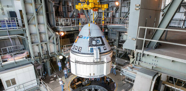 Das Raumschiff Boeing CST-100 Starliner wird am 21. November 2019 über einer Atlas V-Rakete der United Launch Alliance in der vertikalen Integrationseinrichtung Space Launch Complex 41 auf der Cape Canaveral Air Force Base in Florida in Position gebracht. Credit: NASA / Cory Huston