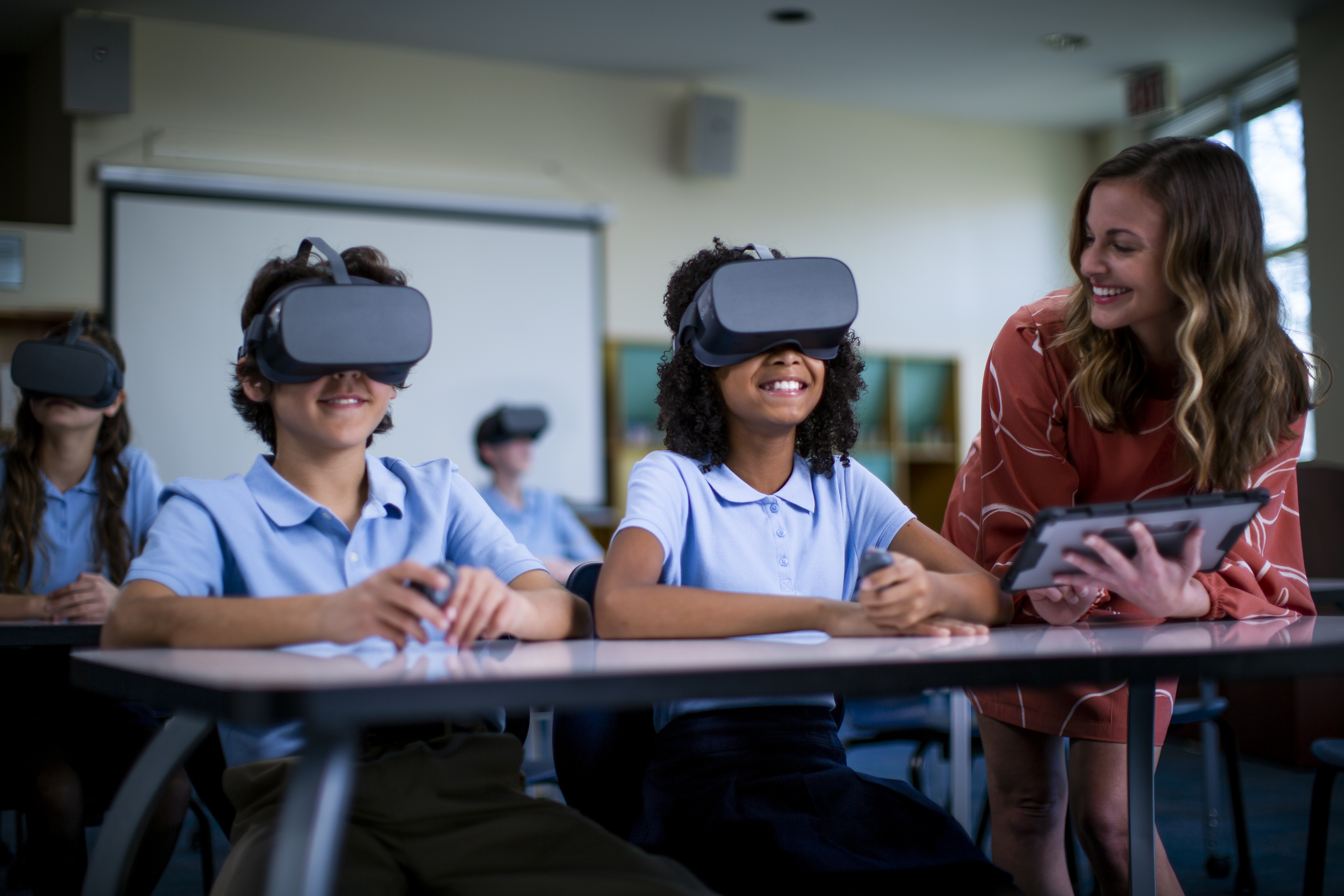 Vr класс. Виртуальная реальность в образовании. Виар в школе. VR В школе. Школьник VR.