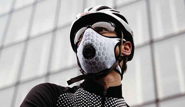 Cyclist wearing a R-PUR mask