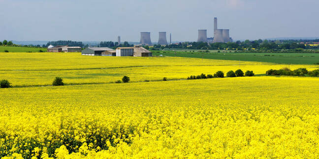 closed didcot power stations cooling towers stand idle on the horizon - didcot oxfordshire - 2013