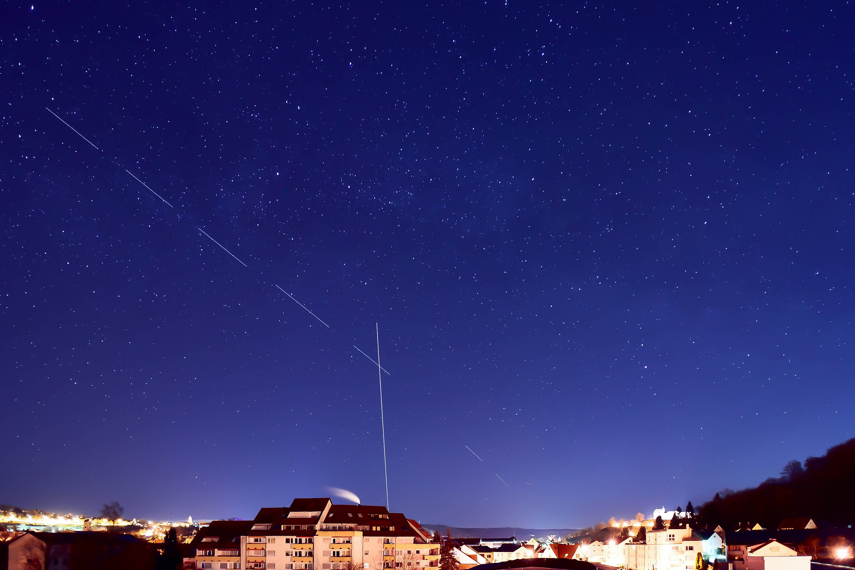 SpaceX's Starlink Satellites Leave Streaks in Asteroid-Hunting Telescope's  Images