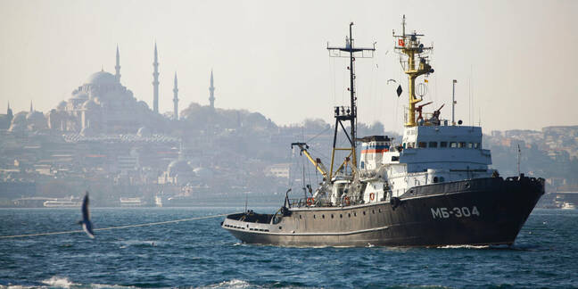 Russian warship crosses the Bosphorus