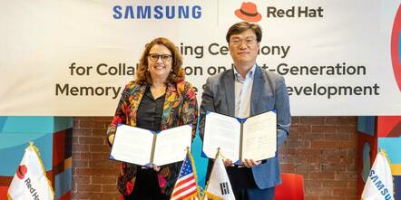 Marjet Andriesse, Senior Vice President and Head of Red Hat Asia Pacific (left) and Yongcheol Bae, Executive Vice President and Head of the Memory Application Engineering Team at Samsung Electronics (right)