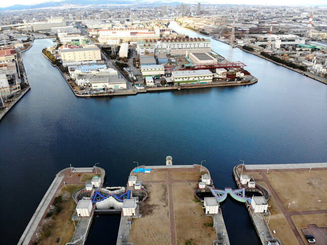  The lock, 17 m wide, having 4 sector gates was designed to protect Amagasaki area with the same elevation of sea level