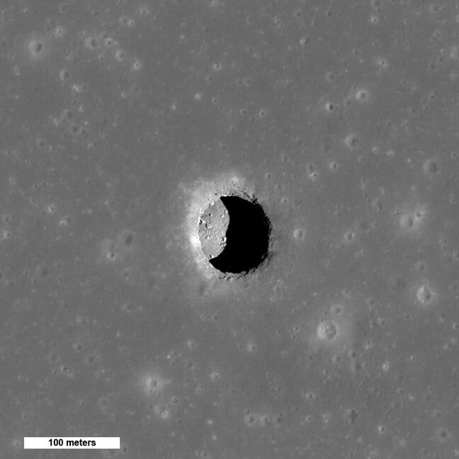 Mare Tranquillitatis çukur kraterinin yüksek güneş görünümü, aksi takdirde pürüzsüz bir zeminde kayalar ortaya çıkarır.  LRO'nun Dar Açılı Kamerasından alınan bu görüntü 400 metre (1,312 fit) genişliğinde, kuzey yukarıda.  Kredi: NASA/Goddard/Arizona Eyalet Üniversitesi