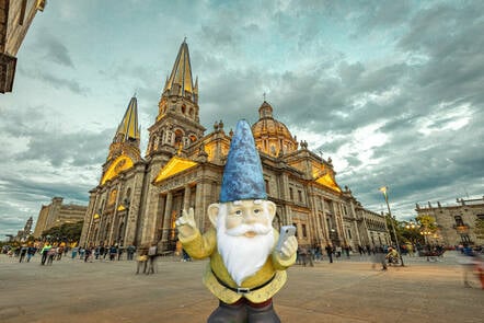 Guadalajara gnome takes a selfie