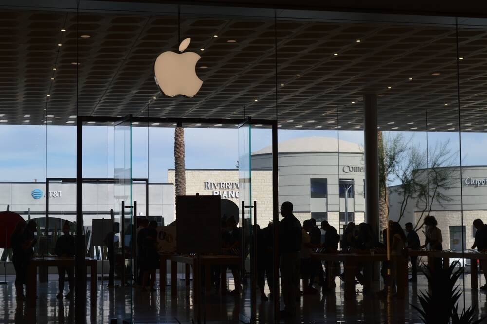 Apple exec sues over 'ageist' removal of $800k stock bonus thumbnail