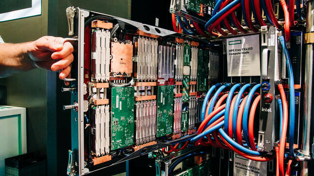 HPE demuestra sus últimos blades Cray EX refrigerados por líquido utilizando las CPU Epyc 4 de 96 núcleos de AMD.
