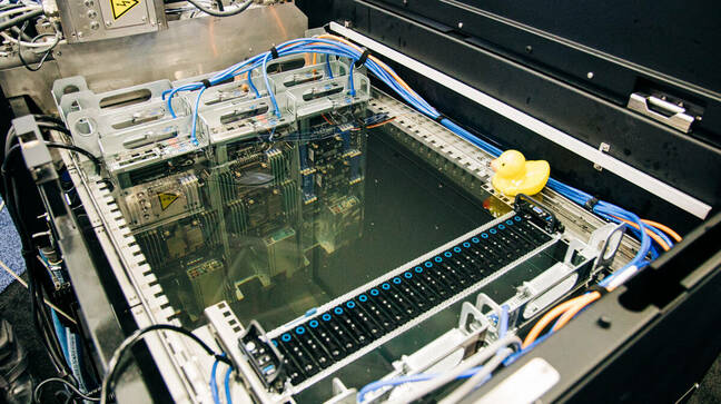 En lugar de adaptar el servidor con placas frías, los tanques de enfriamiento de inmersión, como este de Submer, los sumergen en un líquido no conductor. 