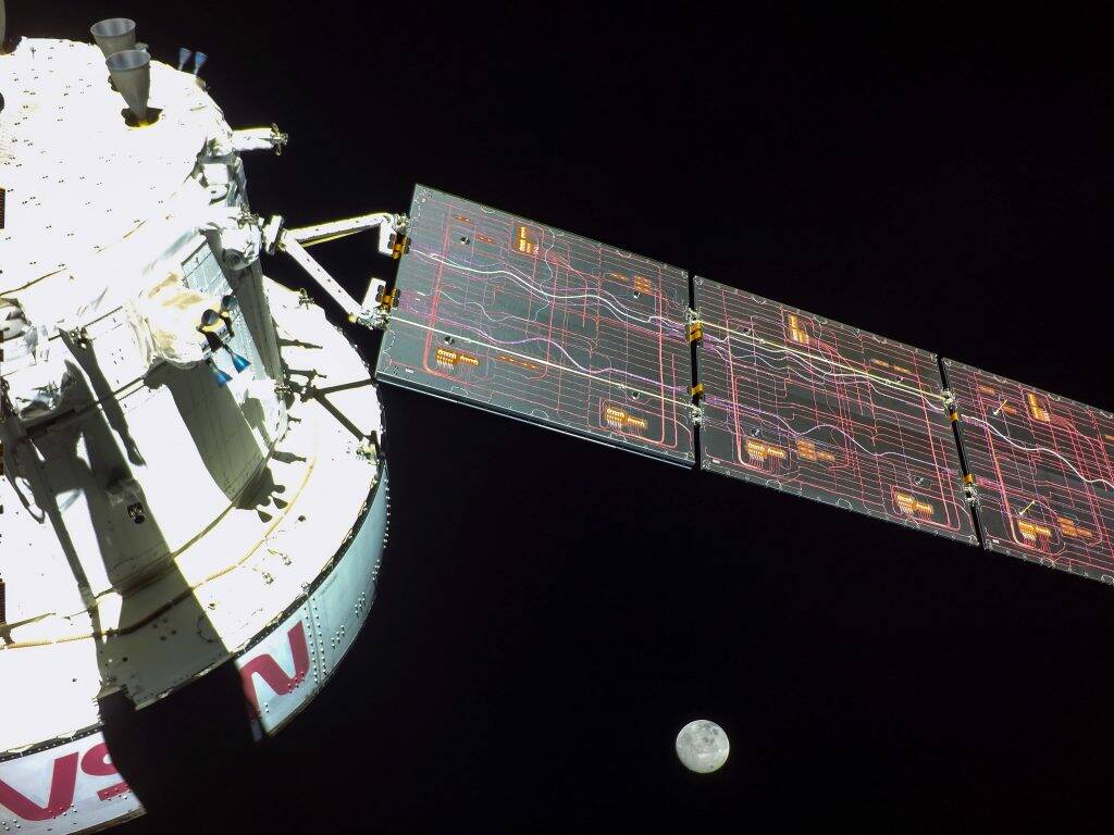 Après le vol en orbite lunaire, la capsule Orion de la NASA rentre chez elle • Le record