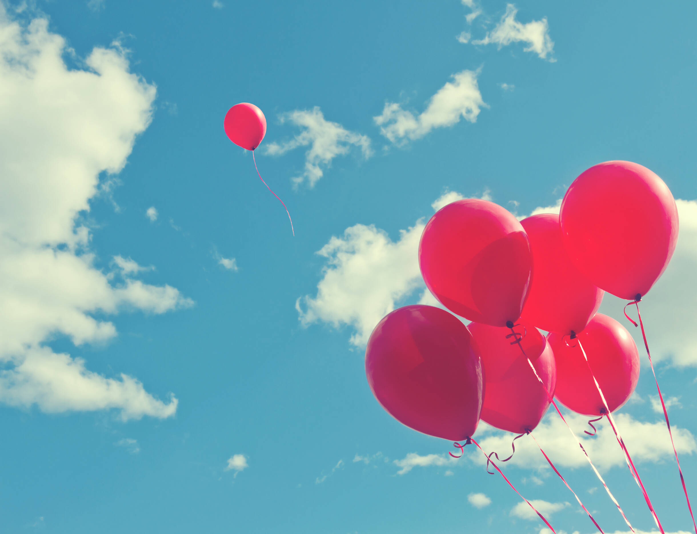 Открытки с воздушными шарами с днем. Воздушный шарик. Шары в небе. Воздушные шарики в небе. Воздушные шары в розовом небе.