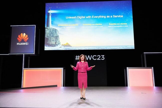 Jacqueline Shi delivering a keynote speech at MWC 2023