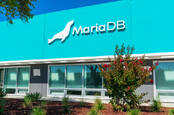 Logo MariaDB sur la façade d'un bâtiment