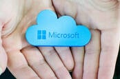 Logo Microsoft sur une petite éponge en forme de nuage entre les mains de quelqu'un