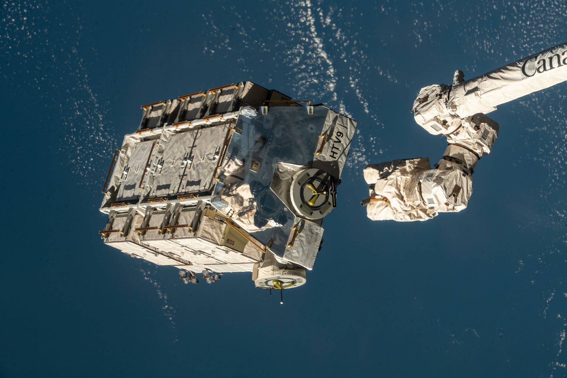 Pegue um capacete porque as baterias desativadas da Estação Espacial Internacional estão retornando à Terra.  Registro