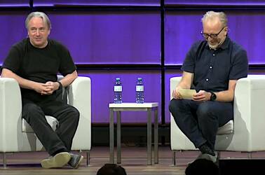 Linus Torvalds chats on stage with Dirk Hohndel