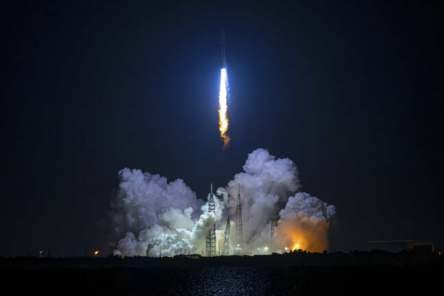 Blue Origin New Glenn launches at night from Florida