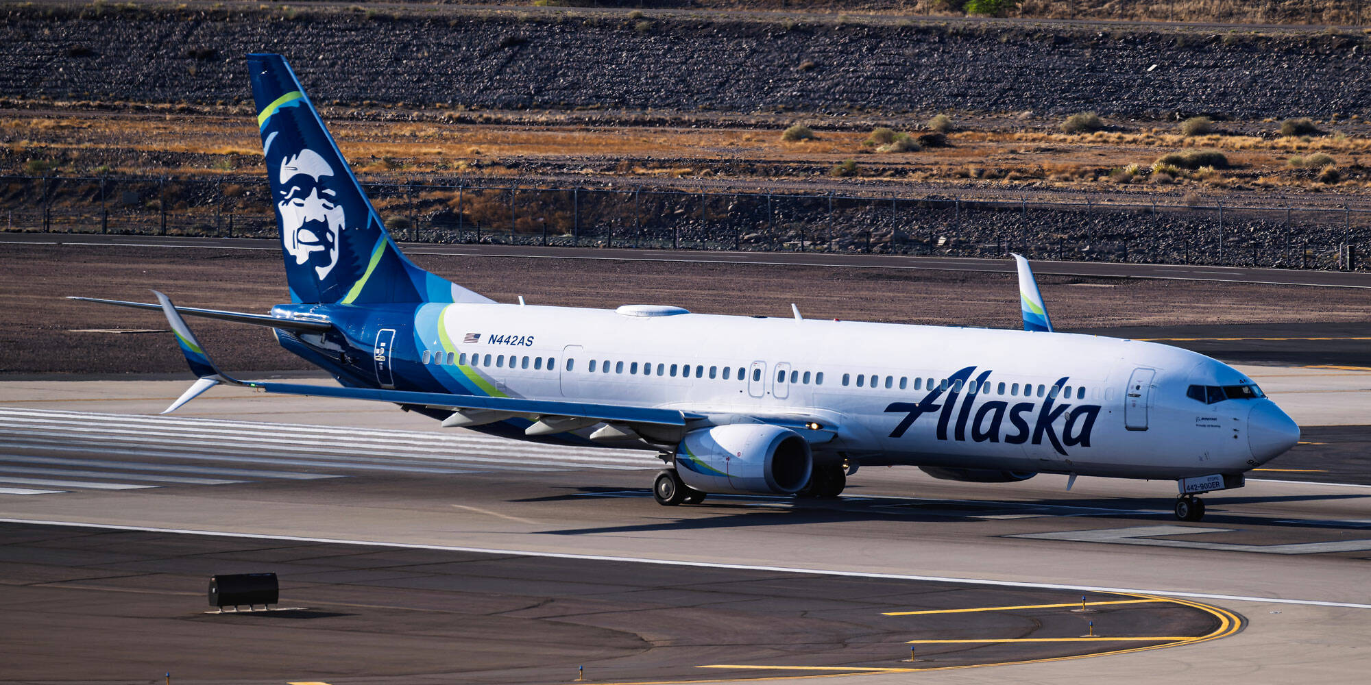 Alaska Air Group hires consultants to investigate outage