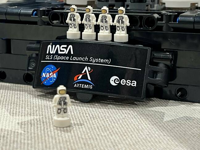 An extra astronaut in the Lego SLS set