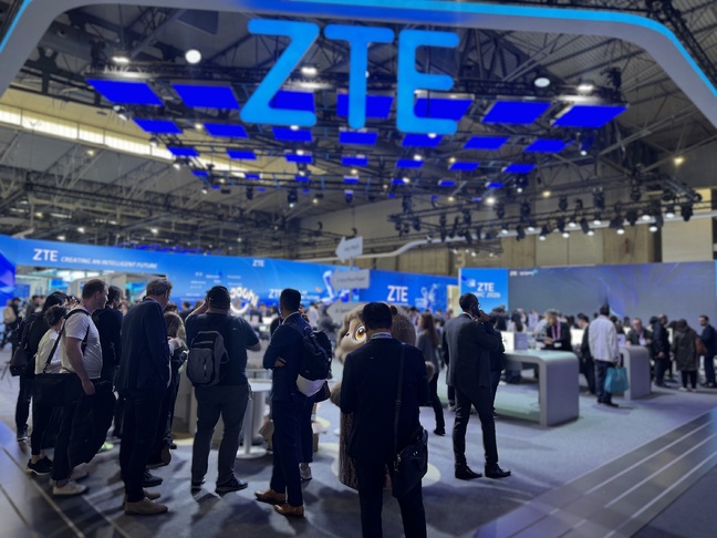 ZTE-Devices-booth