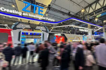 7-visitors-zte-booth