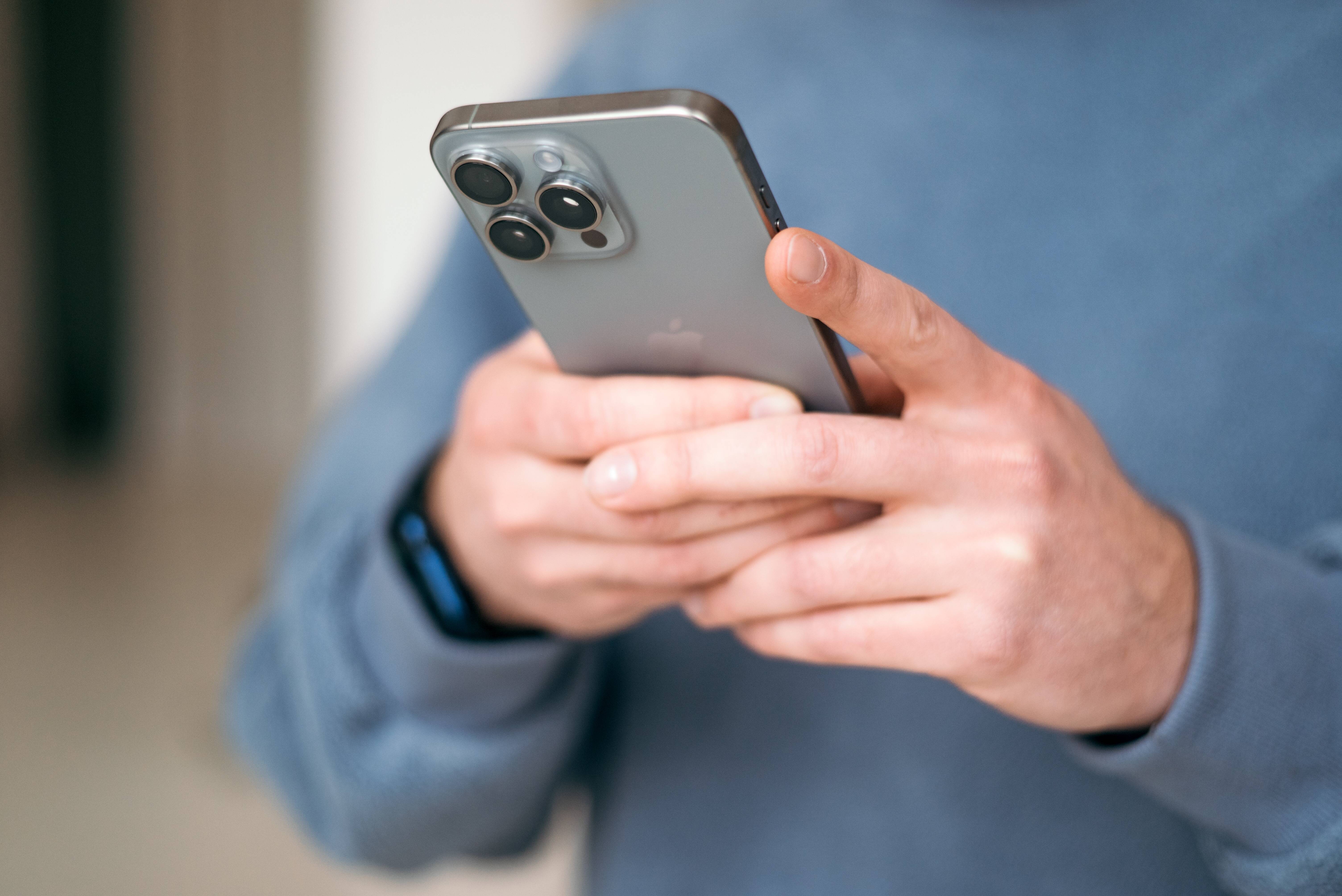 Apple and Samsung lead race to the bottom on repairability